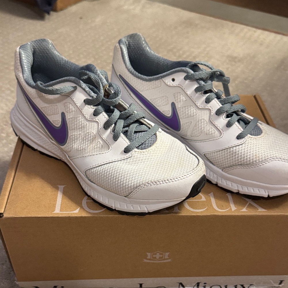 Nike Women's White and Purple Athletic Shoes